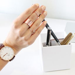 指尖與頸間的時尚對話 首飾與甲油的色彩協奏曲